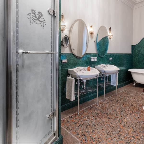 Hotel Locarno — photograph 20 of 21